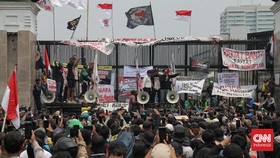 Sejumlah anggota DPR menemui massa di depan gedung DPR. Dalam momen itu, Koordinator AMPB Botok menyatakan DPR akan mengesahkan RUU Perampasan Aset paling lambat 15 Desember