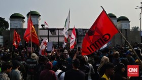 Masa gabungan element mahasiswa mulai berdatangan di depan gedung DPR, Jakarta (27/8).