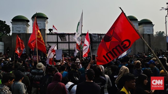 Masa gabungan element mahasiswa mulai berdatangan di depan gedung DPR, Jakarta (27/8).