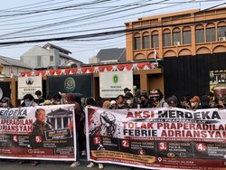 Massa Demo Jelang Sidang Putusan, Desak Hakim Tolak Praperadilan Febrie