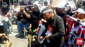 Puluhan orang yang merupakan kerabat dari Winda Lorenza Gowasa melakukan unjuk rasa di depan Polda Sumatra Utara, Kamis (27/8/2026). Winda ditemukan tewas diduga bunuh diri menggunakan senjata api di dalam kamar mandi rumah mantan suaminya Brigadir I