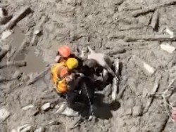 Video Evakuasi Korban Selamat Banjir Bandang Nepal yang Berlumuran Lumpur