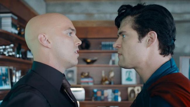 Nicholas Hoult dan David Corenswet sebagai Lex Luthor dan Superman dalam film Superman (2025).