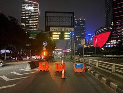 Massa Masih Berkerumun di Sekitar DPR Pagi Buta, Ini Daftar Gerbang Tol Ditutup