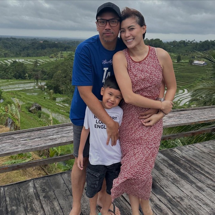<p>Penyanyi Sammy Simorangkir dan istrinya Viviane memiliki dua orang putra, yakni Gevariel Jogi Simorangkir dan Elhanan Lasroha Simorangkir. Anak pertama pasangan ini, Gevariel, yang lahir pada 23 Agustus baru saja merayakan ulang tahun ke-8, Bunda. (Foto: Instagram @sammysimorangkir)</p>
