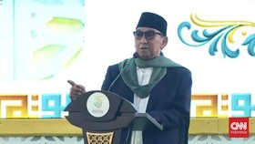 Ketua Majelis Pondok Pesantren Bahrul Ulum, KH Mohammad Hasib Wahab Chasbullah atau Gus Hasib saat memberikan sambutan di arena muktamar ke-35 NU di Lapangan Untung Suropati, Tambak Rejo, Jombang, Kamis (27/8).