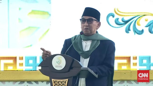 Ketua Majelis Pondok Pesantren Bahrul Ulum, KH Mohammad Hasib Wahab Chasbullah atau Gus Hasib saat memberikan sambutan di arena muktamar ke-35 NU di Lapangan Untung Suropati, Tambak Rejo, Jombang, Kamis (27/8).