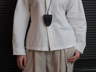 Bosan Atasan Model Itu-Itu Saja? Coba Gaya High Collar yang Lebih Modern Ini