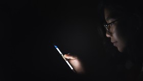 Scrolling atau menggulir ponsel sebelum tidur jadi kebiasaan banyak orang saat ini. Tapi tanpa disadari, kebiasaan ini bisa memengaruhi otak.