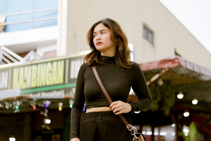 Menurut pakar psikologi warna ada beberapa warna baju yang bisa dihindari jika ingin menjaga inner peace. Warna tersebut adalah putih, hitam, dan abu-abu.