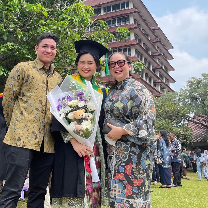 <p>Ira Maya Sophia juga sempat berbagi kebahagiaan ke publik saat putrinya, Kyla Putri Nangkana, lulus dari Fakultas Kedokteran di Universitas Indonesia. &ldquo;Alhamdulillah&hellip;akhirnya perjuangan, kerja keras, &amp; air mata itu terbayarkan selama 6 tahun.. Selamat untuk dr. Kyla Putri Nangkana, MRest, anakku tercinta,&rdquo; tulis Ira, dikutip dari laman<em>&nbsp;TikTok@iramayasopha77.&nbsp;</em>(Foto: Instagram @kylaputri)</p>