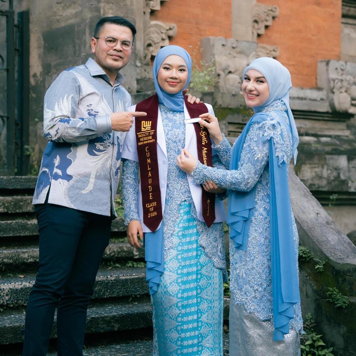 <p>Irish Bella belum lama ini merayakan momen kelulusan anak sambungnya, Syifa Mutiara, yang telah menyelesaikan pendidikan kedokteran. &ldquo;Semoga bisa menjadi dokter yang bisa membantu menyembuhkan dan membawa kebahagiaan serta keberkahan di kehidupan banyak orang,&rdquo; tulis Irish, dikutip dari laman Instagram <em>@_irishbella_</em>, Kamis (27/8/2026).&nbsp;(Foto: Instagram @_irishbella_)</p>