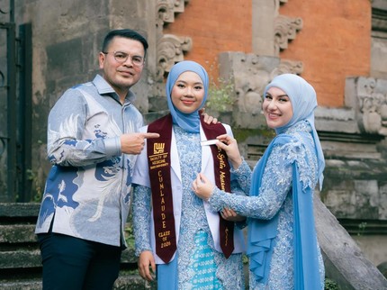 Deretan Bunda Seleb Bareng Anaknya yang Jadi Dokter