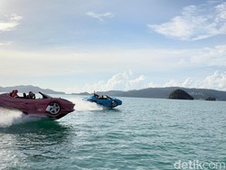 Meliuk-liuk di Perairan Langkawi Naik Mobil Sport