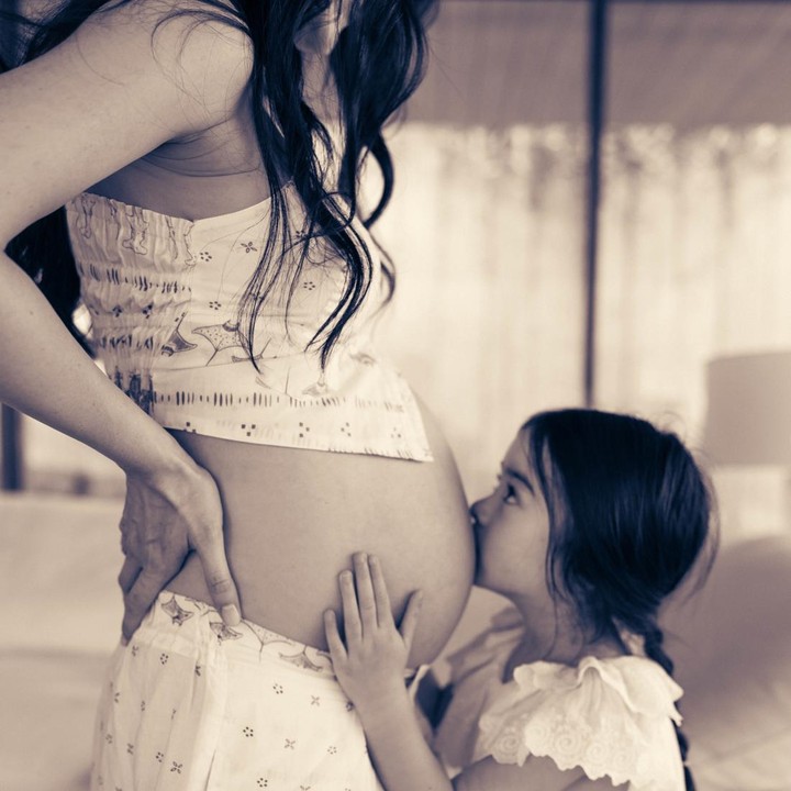 <p>Di <em>maternity shoot</em> ini, Julie juga mengabadikan momen spesial bersama putrinya Brielle L&eacute;&iuml;a Tjiptobiantoro. Ibu dan anak ini kompak mengenakan baju bernuansa warna putih, Bunda. Di satu foto, putri Julie ini tampak mencium perut sang Bunda. (Foto: Instagram @julstelle)</p>