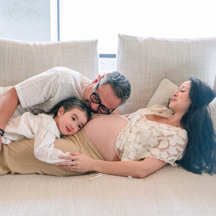 <p>Selain dengan sang putri, Julie juga mengabadikan <em>maternity shoot</em> kehamilan keduanya bersama sang suami David Tjiptobiantoro. Suami dan putri Julie tampaknya sudah tidak sabar untuk menantikan kehadiran anggota baru di keluarga. "Tak lama lagi kami akan berempat," tulis Julie dalam unggahan foto-foto kehamilannya. (Foto: Instagram @julstelle)</p>