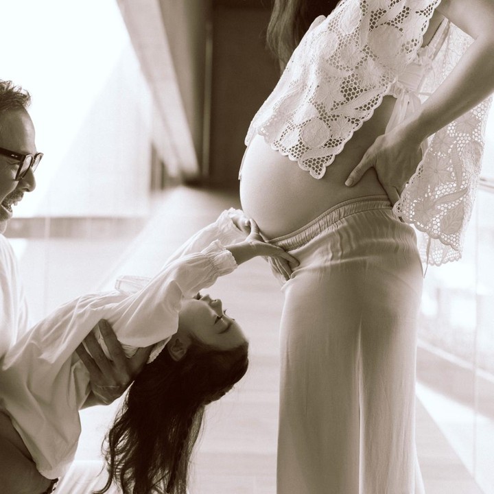 <p>Julie Estelle pertama kali mengumumkan kehamilan keduanya pada bulan Mei lalu, Bunda. Perempuan blasteran Prancis ini mem-<em>posting</em> video singkat untuk mengumumkan kabar kehamilannya. Di video ini, sang putri Brielle memamerkan foto hasil USG calon adiknya. "<em>Made with Love</em> (Dibuat dengan cinta)," tulis Julie Estelle dalam unggahan tersebut. (Foto: Instagram @julstelle)</p>