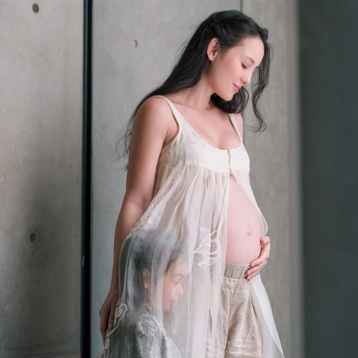 <p>Di <em>maternity shoot</em> ini, Julie banyak mengusung tema natural dengan dominasi <em>dress</em> putih. Bintang film <em>The Night Comes for Us</em> ini juga fokus untuk memamerkan<em> baby bump</em> kehamilannya yang sudah terlihat besar. (Foto: Instagram @julstelle)</p>
