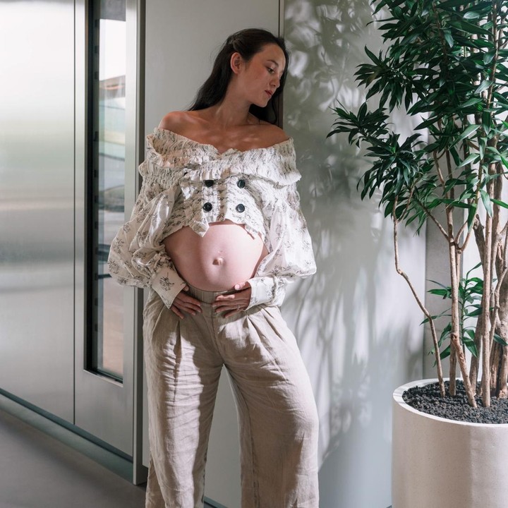 <p>Artis Julie Estelle sebentar lagi melahirkan anak keduanya, Bunda. Jelang hari bahagia, Julie membagikan potret <em>maternity shoot</em> kehamilannya ke publik. Melalui unggahan di Instagram, perempuan 37 tahun ini memamerkan<em> baby bump</em> kehamilannya. (Foto: Instagram @julstelle)</p>