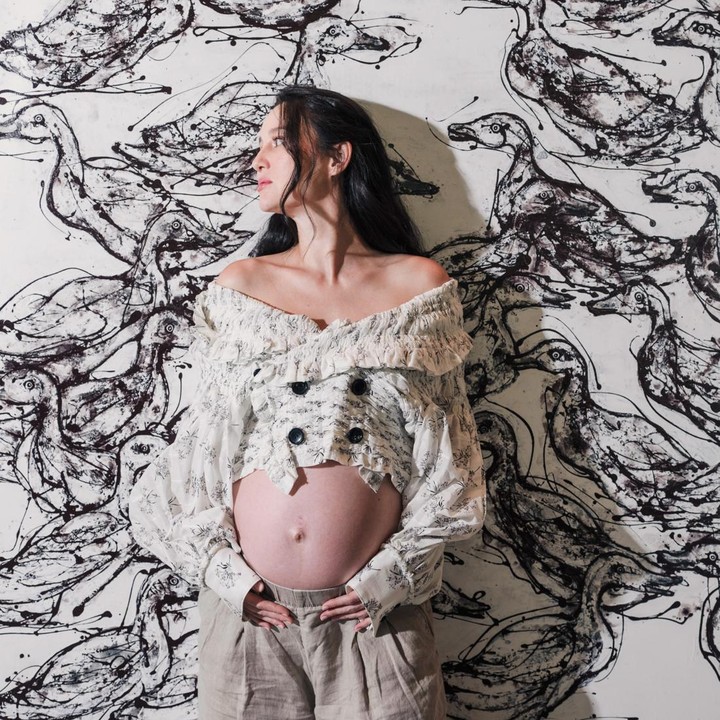 <p>Di foto lainnya, Julie tampil <em>chic</em> memakai atasan <em>off shoulder crop blouse</em>. Pakaian bermodel potongan pendek dengan karakteristik kerah terbuka ini berhasil menonjolkan area <em>baby bump</em> kehamilan Julie sebagai fokus utama. (Foto: Instagram @julstelle)</p>