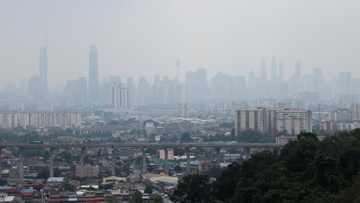Kuala Lumpur's skyline is shrouded in haze from regional wildfires, as seen from Ampang, Malaysia, August 26, 2026. REUTERS/Hasnoor Hussain