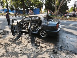 Baleno Hangus Terbakar di Jalan Sisingamangaraja Candisari Semarang