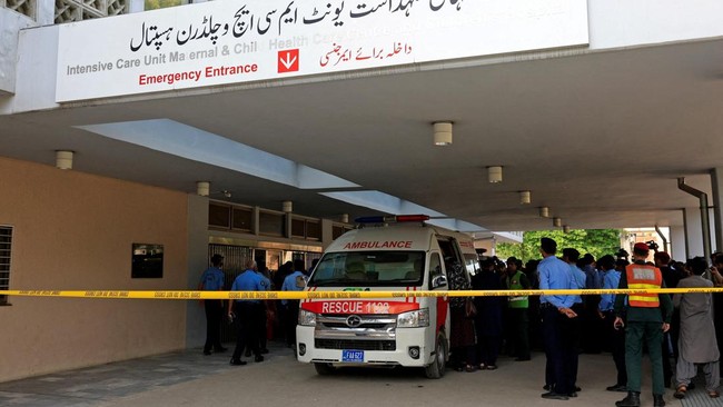 Police officers move past an ambulance outside an intensive care unit after a fire broke out at the Pakistan Institute of Medical Sciences (PIMS) hospital in Islamabad, Pakistan, August 26, 2026. REUTERS/Akhtar Soomro
