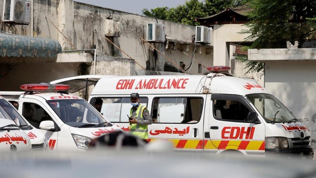 Ambulances are parked outside a mortuary following a deadly fire at the Pakistan Institute of Medical Sciences (PIMS) hospital in Islamabad, Pakistan, August 26, 2026. REUTERS/Akhtar Soomro