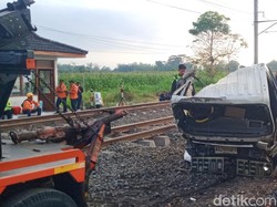 Truk Pasir Hancur Tertabrak KA Malabar di Sumyang Klaten