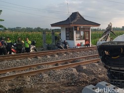 Detik-detik Tabrakan KA Malabar Vs Truk Pasir Mogok di Sumyang Klaten