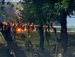 Kondisi Sekitar Pejompongan Jakpus Malam Ini, Ada Motor Terbakar