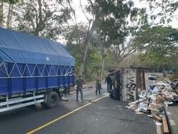 Disenggol Bus, Truk Muat Buku Terguling di Jalan Denpasar-Gilimanuk