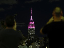 Dolly Parton Meninggal, Menara Empire State Building Berubah Jadi Pink