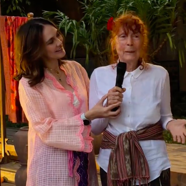 <p>Selain Maxime Bouttier, ibunda Luna juga hadir di pesta ulang tahun ini. Ibunda Luna, Desa Maya Waltraud Maiyer, terlihat ikut bahagia bisa merayakan ulang tahun sang putri di galeri seni yang memamerkan karya mendiang suaminya. "Perayaan sederhana yang penuh dengan cinta. Hari ini merasa sangat bersyukur," tulis Luna di unggahannya. (Foto: Instagram @lunamaya)</p>
