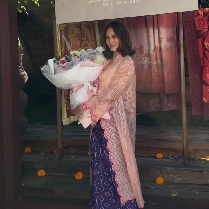 <p>Artis Luna Maya baru saja merayakan ulang tahun ke-43, pada 26 Agustus 2026. Perempuan kelahiran Bali ini merayakan hari pertambahan usianya ini bersama teman dan keluarga. Luna menggelar pesta ulang tahun yang sederhana, Bunda. (Foto: Instagram @lunamaya)</p>