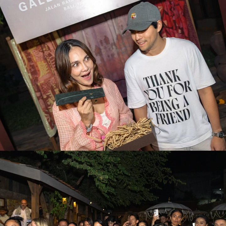<p>Unggahan momen perayaan ulang tahun Luna Maya ini banyak mendapat komentar dari rekan artis. Mereka turut mengucapkan selamat, Bunda. "<em>Happy birthdayyy</em> kakaaaaa!!!" tulis artis Prilly Latuconsina. "<em>Congraaaats for the Launch of Gallery Pak U'ut. enjoy Ur Bdaaaayyy</em>," ujar Ayu Dewi. "<em>Happy birthday to the beautiful inside and out</em>, Kak @lunamaya!" kata artis Enzy Storia. (Foto: Instagram @lunamaya)</p>