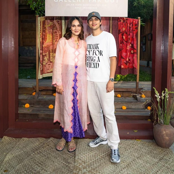 <p>Suami Luna, Maxime Bouttier, terlihat mendampingi istrinya selama perayaan ulang tahun. Pria 33 tahun ini juga ikut memberikan kejutan dan menyambut para tamu yang hadir. (Foto: Instagram @lunamaya)</p>