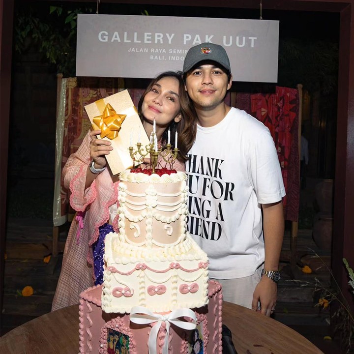<p>Melalui unggahan di Instagram dan TikTok, Luna membagikan momen perayaan ulang tahunnya yang digelar di Bali. Luna merayakan hari spesial ini tepat di hari peluncuran Gallery Pak Uut. Galeri ini memamerkan berbagai karya seni dari mendiang sang ayah Luna. (Foto: Instagram @lunamaya)</p>