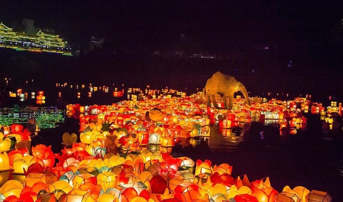 Di balik berbagai cerita mistis, Hungry Ghost Festival memiliki nilai budaya tentang penghormatan kepada leluhur, keluarga, dan kehidupan bermasyarakat. Tradisi ini juga menunjukkan bagaimana ajaran Buddha, Taoisme, dan kepercayaan rakyat berpadu dalam budaya Tionghoa./ Foto: x.com/ChinaDaily