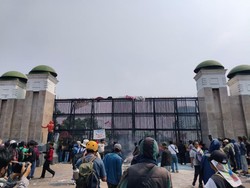Massa AMPB Tinggalkan Gedung DPR Usai Sampaikan Aspirasi