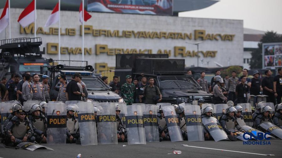 Massa demonstran di depan Gedung DPR/MPR RI, Jakarta pada Kamis (27/8/2026) berhasil dibubarkan oleh aparat kepolisian dengan water canon.(/Faisal Rahman)