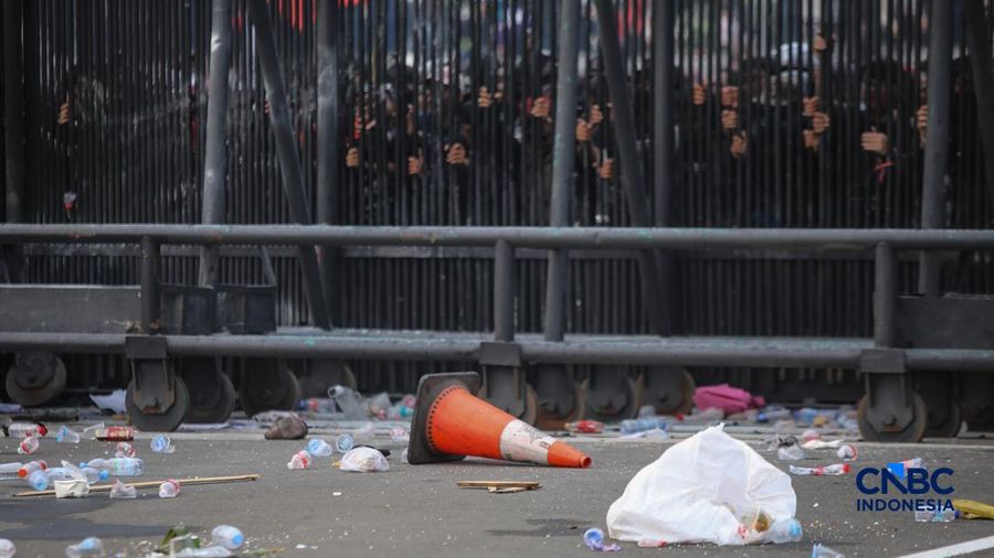 Massa demonstran di depan Gedung DPR/MPR RI, Jakarta pada Kamis (27/8/2026) berhasil dibubarkan oleh aparat kepolisian dengan water canon.