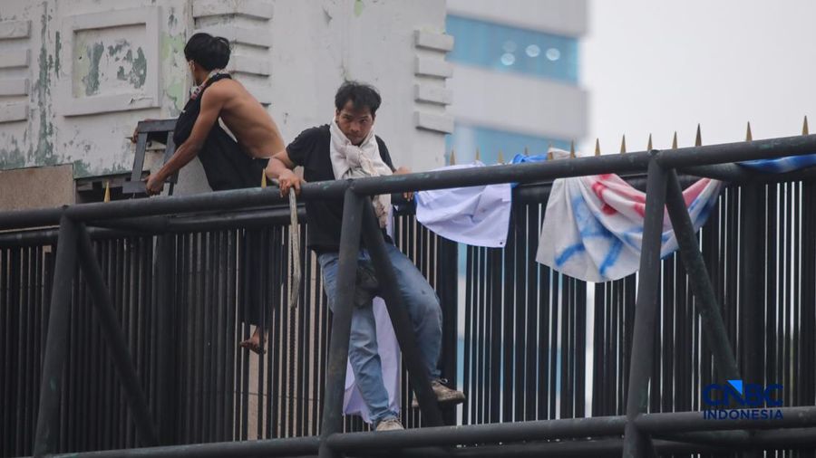 Massa demonstran di depan Gedung DPR/MPR RI, Jakarta pada Kamis (27/8/2026) berhasil dibubarkan oleh aparat kepolisian dengan water canon.