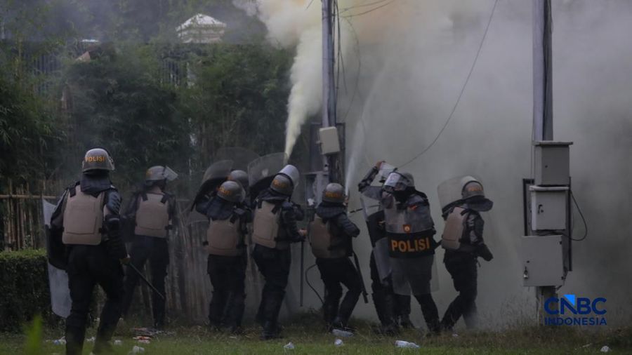 Massa demonstran di depan Gedung DPR/MPR RI, Jakarta pada Kamis (27/8/2026) berhasil dibubarkan oleh aparat kepolisian dengan water canon.
