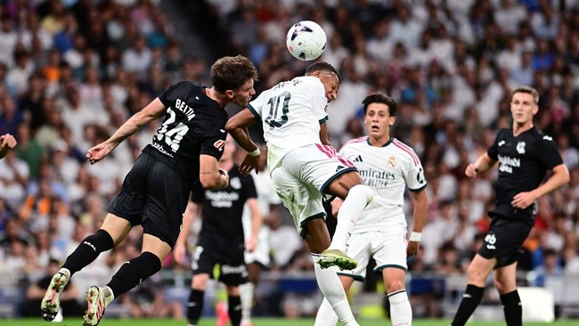 Soccer Football - LaLiga - Real Madrid v Real Sociedad - Estadio Santiago Bernabeu, Madrid, Spain - August 26, 2026 Real Madrid's Kylian Mbappe in action with Real Sociedad's Luken Beitia REUTERS/Juan Barbosa