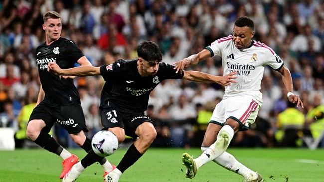 Soccer Football - LaLiga - Real Madrid v Real Sociedad - Estadio Santiago Bernabeu, Madrid, Spain - August 26, 2026 Real Madrid's Kylian Mbappe scores their first goal REUTERS/Juan Barbosa