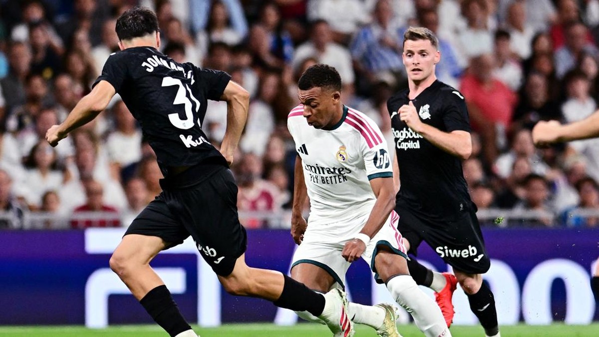 Soccer Football - LaLiga - Real Madrid v Real Sociedad - Estadio Santiago Bernabeu, Madrid, Spain - August 26, 2026 Real Madrid's Kylian Mbappe in action with Real Sociedad's Jon Martin REUTERS/Juan Barbosa
