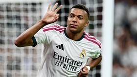 Soccer Football - LaLiga - Real Madrid v Real Sociedad - Estadio Santiago Bernabeu, Madrid, Spain - August 26, 2026 Real Madrid's Kylian Mbappe celebrates scoring their fourth goal to complete his hat-trick REUTERS/Juan Barbosa     TPX IMAGES OF THE