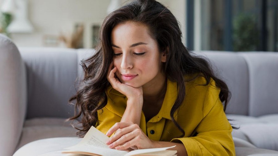 Orang sukses juga terbiasa membaca buku sebelum tidur karena bagus bagi perkembangan kognitifnya&period;