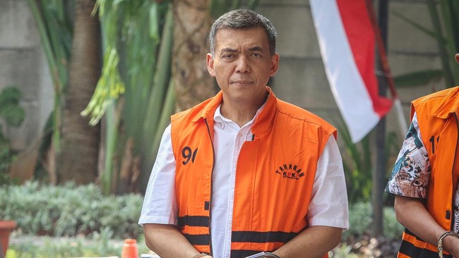 Tersangka kasus dugaan korupsi pengurusan izin tinggal warga negara asing (WNA), Silmy Karim berjalan untuk menjalani pemeriksaan di Gedung Merah Putih KPK, Jakarta, Kamis (27/8/2026). KPK melakukan pemeriksaan lanjutan terhadap mantan Wakil Menteri 
